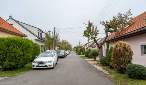 BÝVAJTE PODĽA SEBA! DVOJGENERAČNÉ BÝVANIE VO VYHĽADÁVANEJ LOKALITE