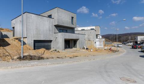 NADŠTANDARDNÝ ROD. DOM - MYSLAVA NA KOPE