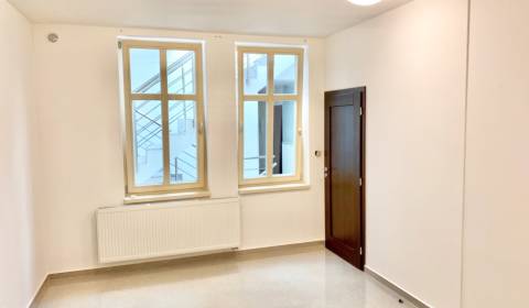 Na prenájom kancelária 27 m2 - Mariánske námestie Žilina
