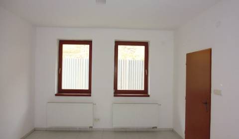 HLAVNÁ: VOĽNÉ nebyt.priestory cca 20 m2 - PRÍZEMIE, bezbariér.prístup