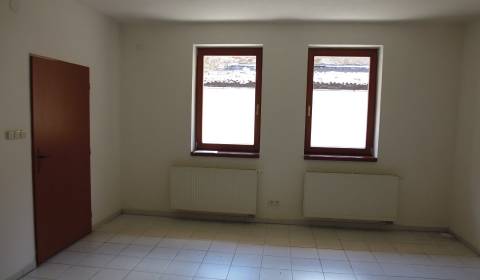 HLAVNÁ: Nebyt. priestory cca 30 m2 - PRÍZEMIE, bezb.prístup-PRENAJATÉ