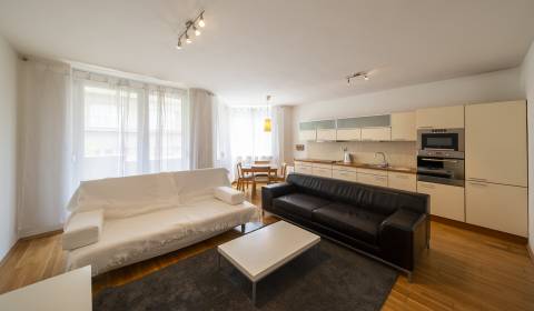Slnečný 2i byt,70 m2,zariadený,balkón a parking,výborná lokalita