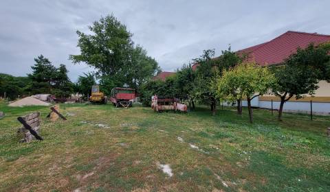 Stavebný pozemok na predaj v obci Čalovec 11km od  mesta Komárno