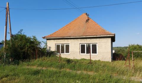 Na predaj rodinný dom so stavebným pozemkom v Svätoplukove.