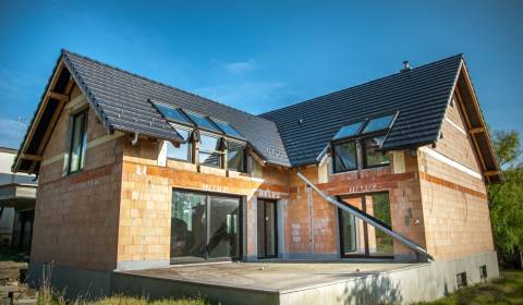 NA PREDAJ 7-IZB. RODINNÝ DOM, POZEMOK 1063m2, STUPAVA - NOVÁ UL.
