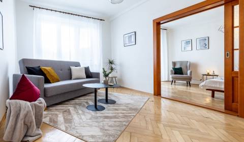 REZERVOVANÉ - 2 IZB. TEHL. ZARIADENÝ BYT S 2 BALKÓNMI - KISDYHO UL.