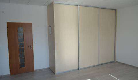 Kancelária s parkovaním a vodou v Nitre 26m2