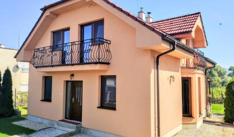REZERVOVANÉ, EXLUZÍVNE iba u nás 5 izbový RD Jelšovce, Nitra