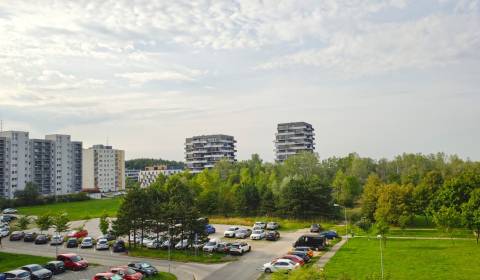Ponúkame na predaj 3-izbový byt so super dispozíciou v Dúbravke