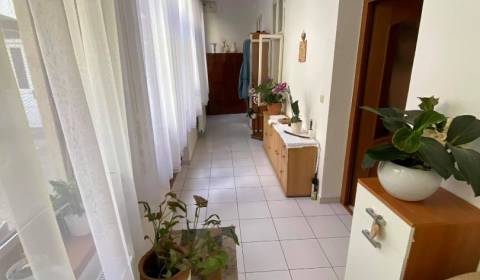 PREDAJ : 2 izbový byt v meštianskom dome, centrum - Komárno 