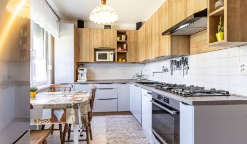 REZERVOVANÉ - 3 IZBOVÝ KOMPLETNE ZREKONŠTRUOVANÝ BYT PLNEJ ZELENE