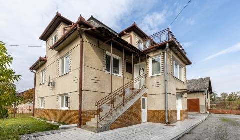 Ponúkame na predaj dvojgeneračný RD v obci Čakanovce - pozemok 2974 m2