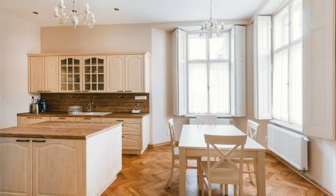 PRENÁJOM 3 izbový luxusný byt s parkovaním, záhradou, centrum