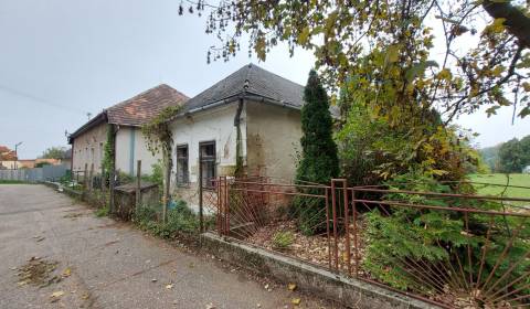 Pozemok so starým rodinným domom na zbúranie Strekov