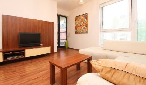 METROPOLITAN | Moderne zariadený 2-izbový byt s parkovaním a terasou