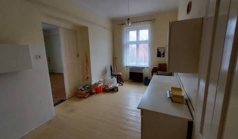 Ponúkame na predaj 2-izbový byt priamo v centre Nových Zámkov