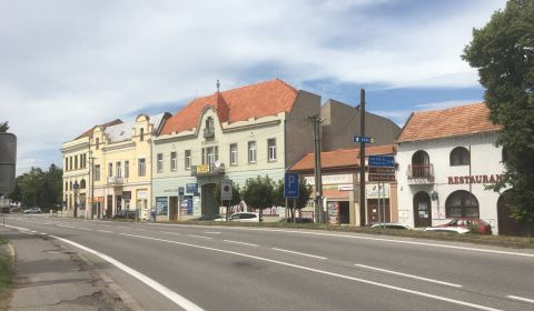 HISTORICKÁ BUDOVA / DOM - OBCHODY a BYTY v centre mesta Šahy