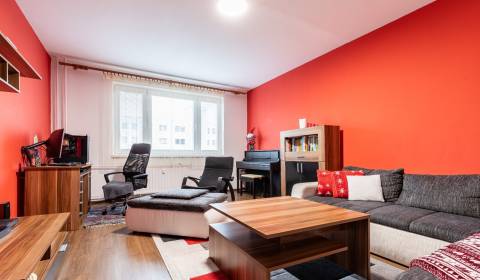 Ponúkame na predaj veľký a zariadený 3 izb. byt na sídlisku KVP, 83 m2