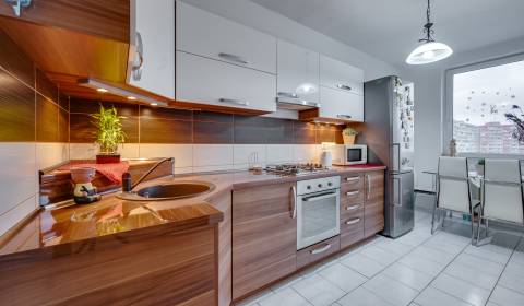 REZERVOVANÉ! /3D/ ZREKONŠTRUOVANÝ 3IZB BYT NA ZAČIATKU PETRŽALKY