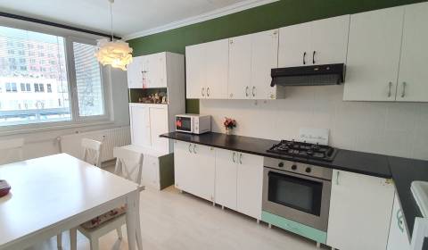 Priestranný 3-izbový byt ul. Zupkova, 3/8 posch., 70 m2 + loggia
