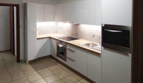 Na prenájom priestranný 2i byt s balkónom v Ružinove