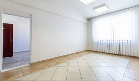 NA PRENÁJOM - NÍZKONÁKLADOVÉ KANCELÁRIE 36 m2 - TOMÁŠIKOVA