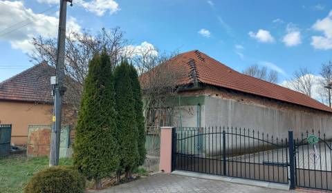 Ponúkame na predaj čiastočne rekonštruovaný rodinný dom v obci Strekov