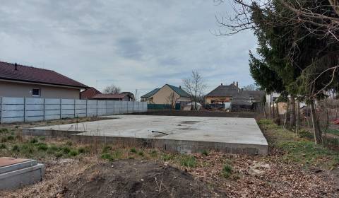 Ponúkame na predaj pozemok v obci Žihárec so základovou platňou