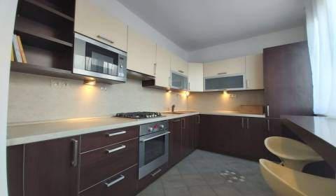 2 IZBOVÝ BYT, LOGGIA, KOMPLETNÁ REKONŠTR. - PETRŽALKA