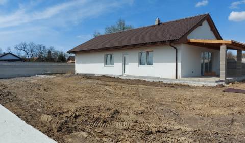 Ponúkame na predaj rodinný dom v obci Hájske