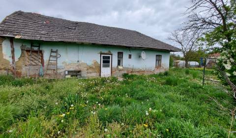 Ponúkame na predaj pozemok v obci Komoča