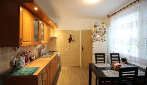 Priestranný 3-izb.byt Nitra - Chrenová s veľkou pivnicou 89 m2