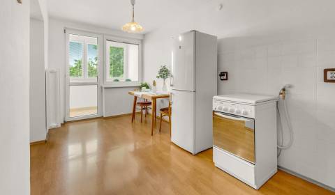REZERVOVANÉ! 3.IZB. BYT, BLÍZKO CENTRA,LOGGIA, ul.,ZA HRADBAMI,PEZINOK