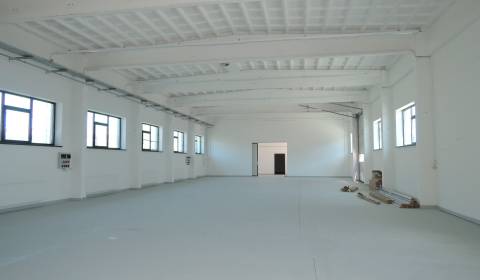 Skladová hala s administratívou 600 m2.