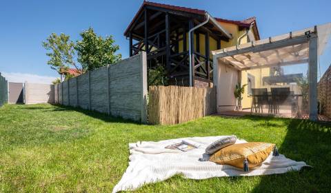 KRÁSNY 2-IZB. BYT, 100 M2 ZÁHRADA, ZARIADENÝ, NOVOSTAVBA, MILOSLAVOV