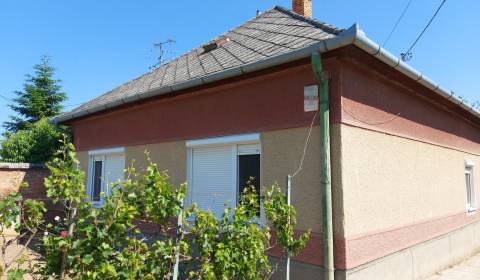 Ponúkame na predaj rodinný dom v obci Dvory nad Žitavou