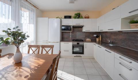 3. IZB. BYT, ČIAST. REK, BALKÓN, PIVNICA, KLÍMA, ul., 1.MÁJA, PEZINOK