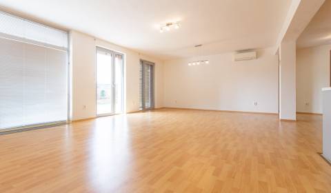 REZERVOVANÉ Priestranný slnečný 4i byt terasou