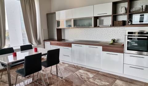 Na prenájom luxusný 3 izb. byt s garážou v Panorama City, Staré Mesto.