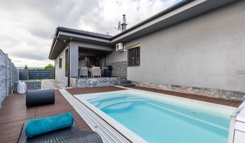 MODERNÝ 5 IZBOVÝ BUNGALOV S BAZÉNOM