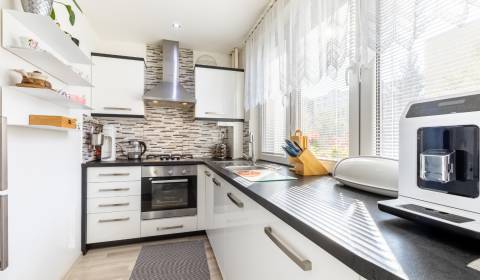 Krásny komplet zrekonštr. 3-izbový byt, 60 m2 s loggiou, ul.Výstavby