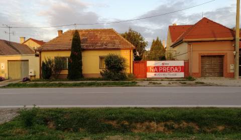 INVESTIČNÝ STAVEBNÝ POZEMOK 1883 m², ul. HLAVNÁ, VINIČNÉ