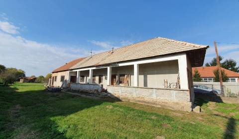 ZNÍŽENÁ CENA! Predáme vidiecky dom s priestranným pozemkom, Vráble