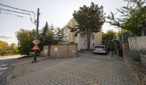 Kancelárske priestory na Kolibe, 273 m2, dve poschodia v dome, parking