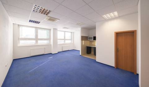 Spojené 2 kancelárie, kuchynka, wc/sprcha, 54m2, prízemie, parkovanie