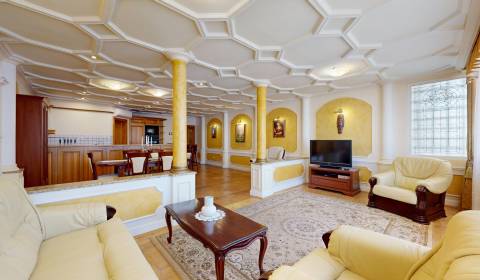 Priestranný 4- izbový byt v centre priamo pri Hrade