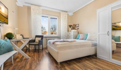 3-IZB BYT OBKLOPENÝ ZELEŇOU V OBĽÚBENEJ ČASTI RUŽINOVA, OSTREDKOVÁ UL.