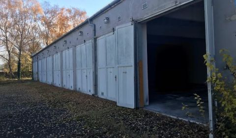 Súbor skladov, garáží a iných objektov, Dubovany okr. Piešťany