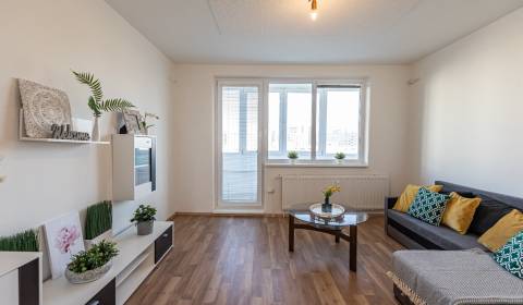 3-izbový byt so zasklenou loggiou, top lokalita plná zelene, Petržalka