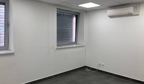 Prenájom klimatizovanej kancelárie 34m2  v centre - pešia zóna Šaľa
